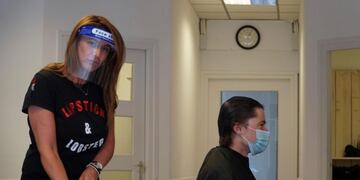 GRAF4221\u002E LA HAYA, 11/05/2020\u002E- Imagen de una de las peluquerías que ha reabierto hoy lunes en La Haya\u002E Los niños de Primaria han vuelto a sus clases, los pequeños a las guarderías, y los peluqueros han reabierto sus negocios tras dos meses sin atender clientes\u002E Este es el primer día de desescalada por la pandemia de coronavirus en Holanda\u002E EFE/Imane Rachidi