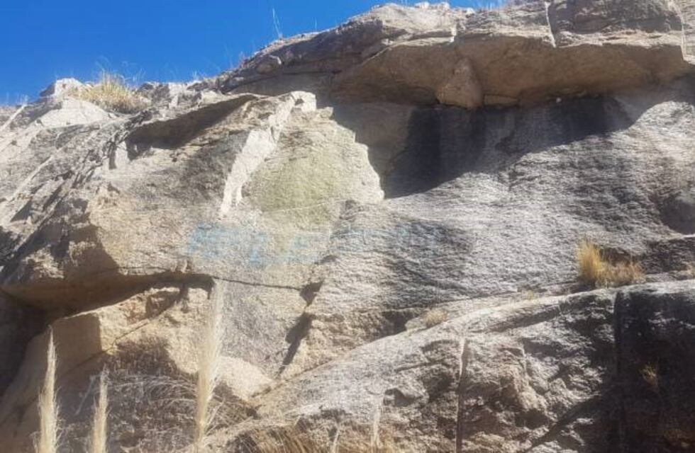Un turista fue sorprendido pintando las piedras en las Altas Cumbres