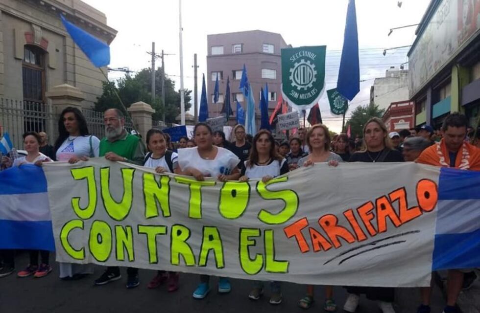 Multitudinaria convocatoria en el microcentro en repudio de los tarifazos