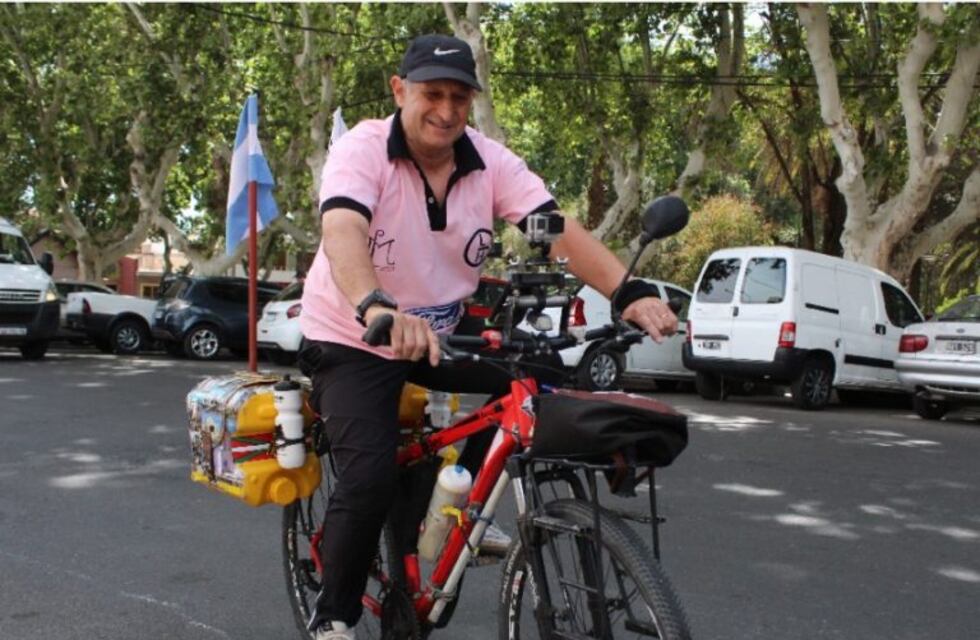Cruzó la Argentina en bicicleta con el objetivo de honrar a un prócer