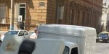 El utilitario se incendiu00f3 y fueron los ocasionales automovilistas quienes ayudaron a sofocar el fuego.