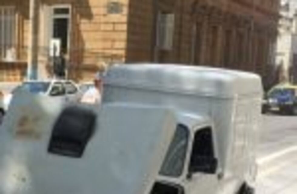 Susto por el incendio de un utilitario en el centro