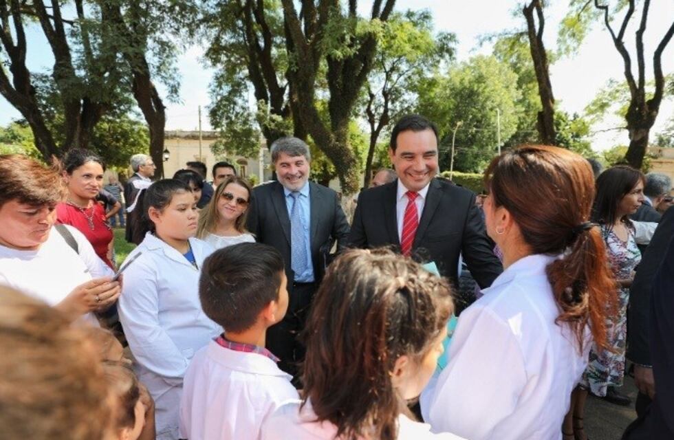 El Gobernador se comprometió a reconstruir la escuela incendiada