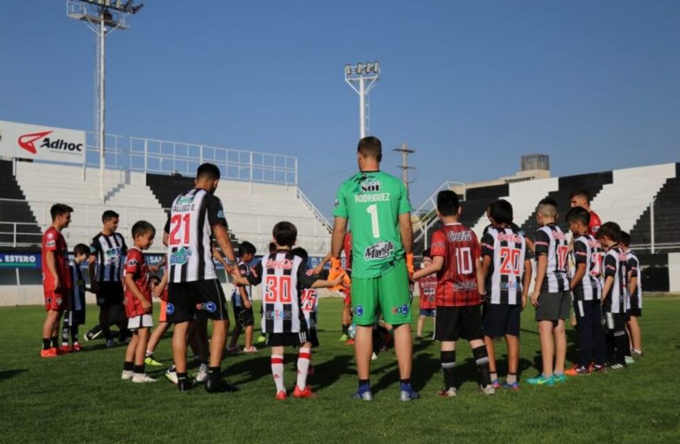40 niños santiagueños disfrutaron de "un día con mis ídolos" en el Alfredo Terrera