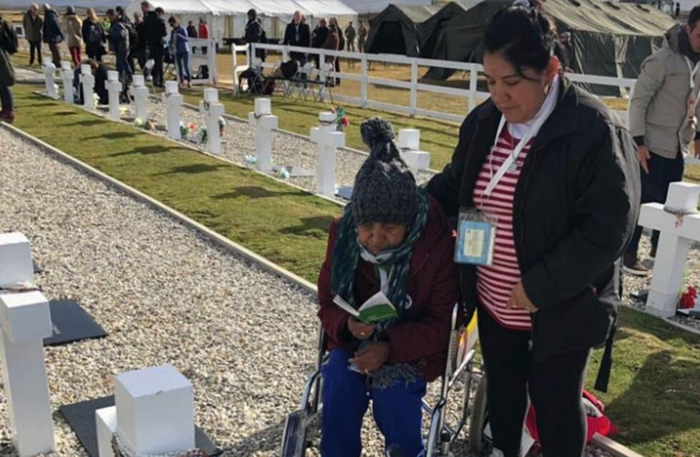 Una mamá salteña pudo visitar por primera vez la tumba de su hijo caído en Malvinas