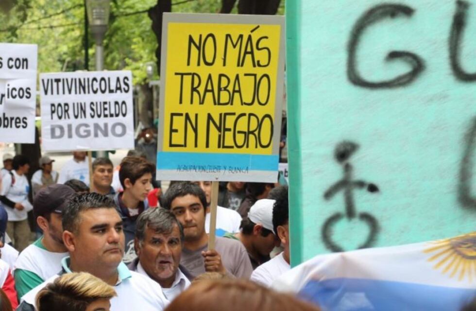 Trabajadores  vitivinícolas marcharon a la Legislatura en reclamo de mejoras salariales