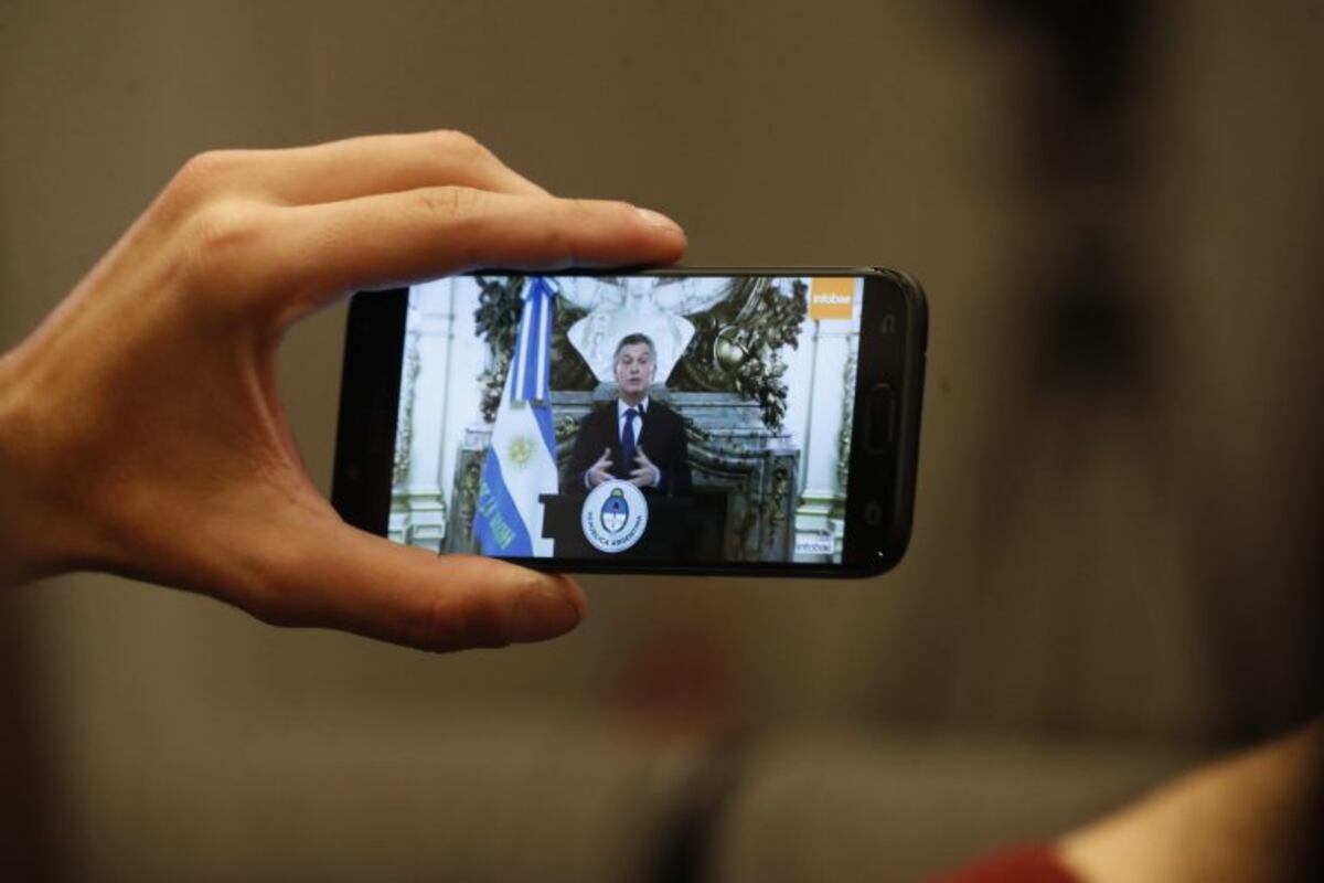 BAS01\u002E BUENOS AIRES (ARGENTINA), 03/09/2018\u002E- Un periodista sigue en directo la comparecencia del presidente argentino, Mauricio Macri (en pantalla), hoy, lunes 3 de septiembre de 2018, en Buenos Aires (Argentina)\u002E Macri anunció hoy un plan de equilibrio fiscal que prevé una reducción drástica de su Gobierno, que de 22 miembros pasa a tener menos de la mitad, y medidas drásticas como un impuesto a las exportaciones, que calificó de \