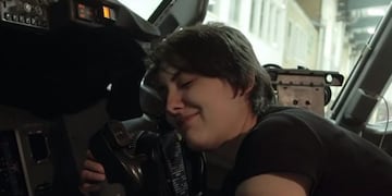 Michele Köbke y su avión (Foto: captura)\u002E