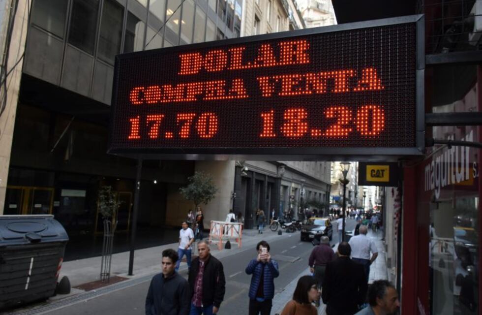 El dólar retomó a senda alcista cerró a $ 17,93 para la venta al público