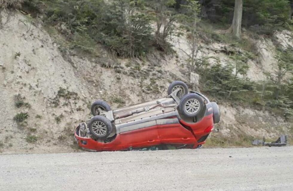 Perdió el control de su automóvil y terminó volcando