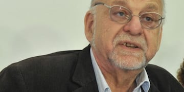 El titular de la Liga Argentina de Derechos Humanos fue captado por cámaras de seguridad mientras agredía a una mujer.