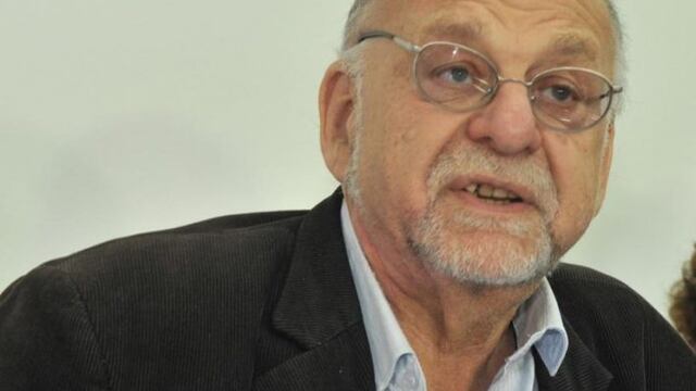 El titular de la Liga Argentina de Derechos Humanos fue captado por cámaras de seguridad mientras agredía a una mujer.