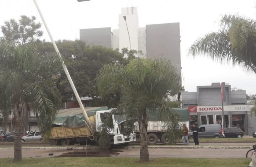 La avenida 3 de Abril se encuentra cortada por un camión que chocó contra un poste de luz
