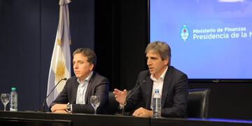 El ministro de Hacienda y Luis Caputo participan en una rueda de prensa