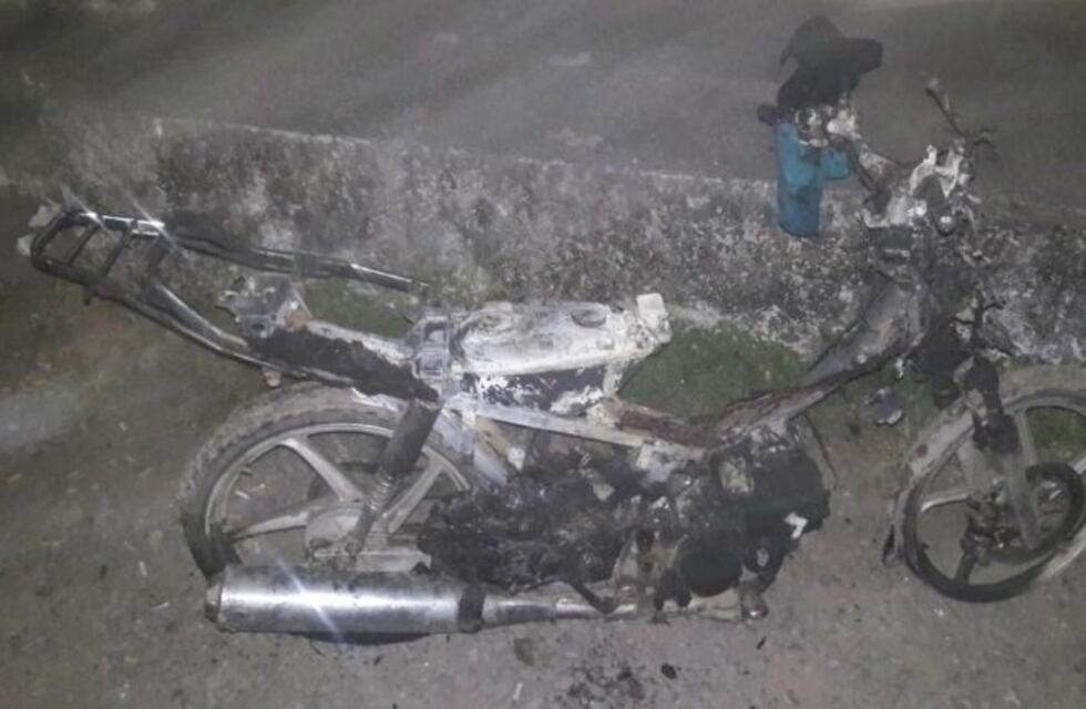 Quisieron asaltar a una pareja pero los vecinos le prendieron fuego su moto