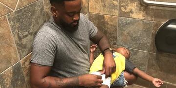 Donte Palmer reclamó cambiadores de bebés en baños de hombre y su pedido se volvió viral\u002E