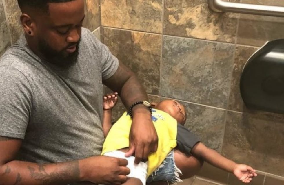 Un papá reclamó cambiadores de bebés en baños de hombres y su pedido se volvió viral