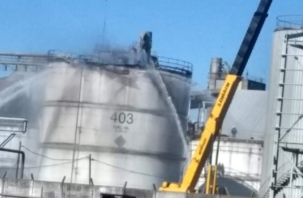 Temor en el cordón industrial por la explosión de un tanque de fuel oil en la planta de Vicentín