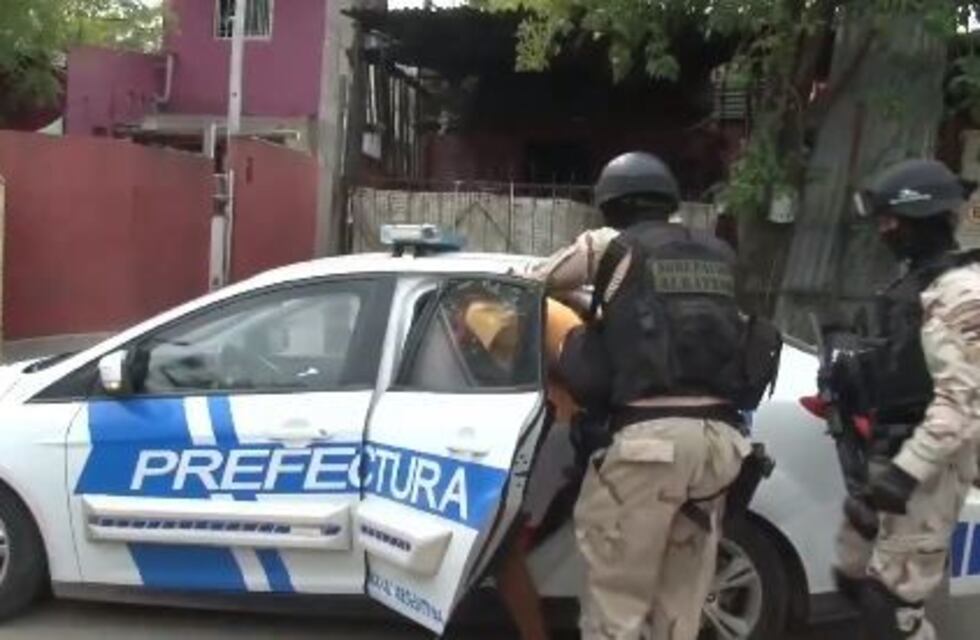 Detuvieron a otro de los hombres que disparó al aire durante un velatorio en la Villa Zavaleta
