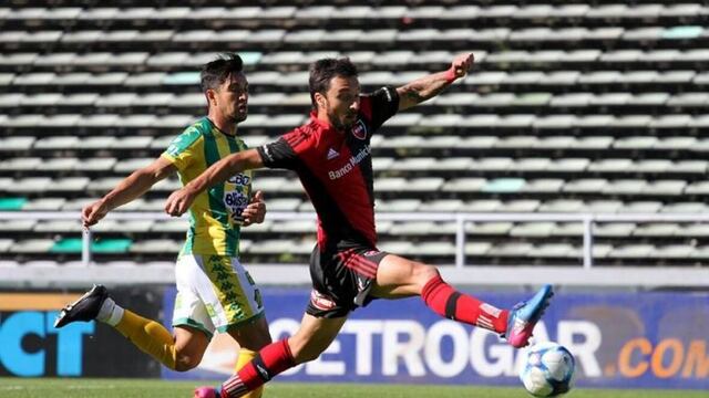 El delantero de Newell's, Ignacio Scocco, controla la pelota en el partido ante Aldosivi de Mar del Plata.