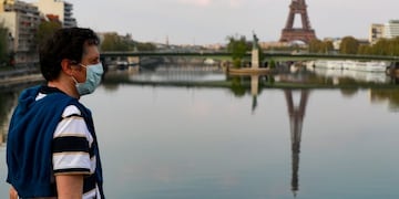 11/04/2020 11 April 2020, France, Paris: A man wearing a mouth guard looks at the reflection of the Eiffel Tower on the Seine river\u002E Photo: Ludovic Marin/AFP/dpa POLITICA INTERNACIONAL Ludovic Marin/AFP/dpa