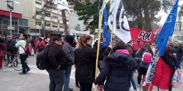 Organizaciones sociales reclaman apoyo económico en el centro de Neuquén