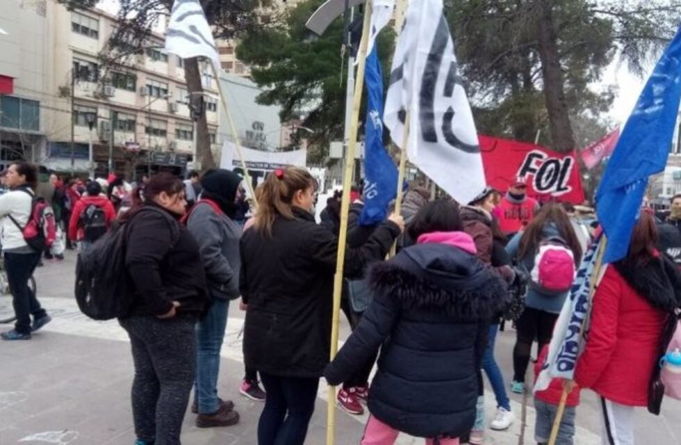 Organizaciones sociales reclaman apoyo económico en el centro de Neuquén