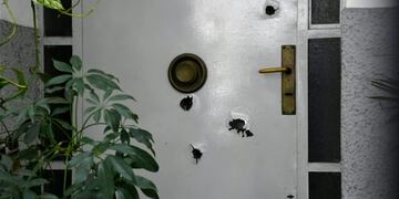 Buena parte de los proyectiles dieron contra la puerta\u002E (Juan José García)