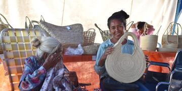 Las artesanas aborígenes desplegaron sus excelentes trabajos en una nueva feria\u002E (Prensa Instituto de Turismo)