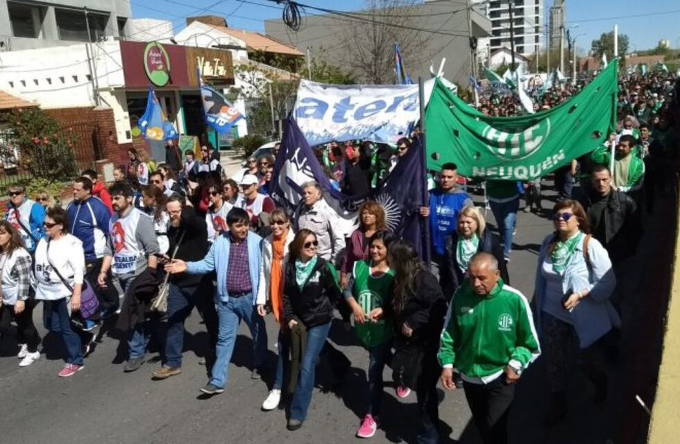 Neuquén convocará a gremios estatales para explicar la "compleja" situación económica