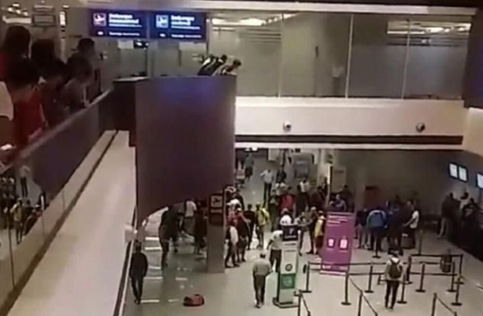 Hinchas de River y Boca se pelearon en el aeropuerto de Mendoza