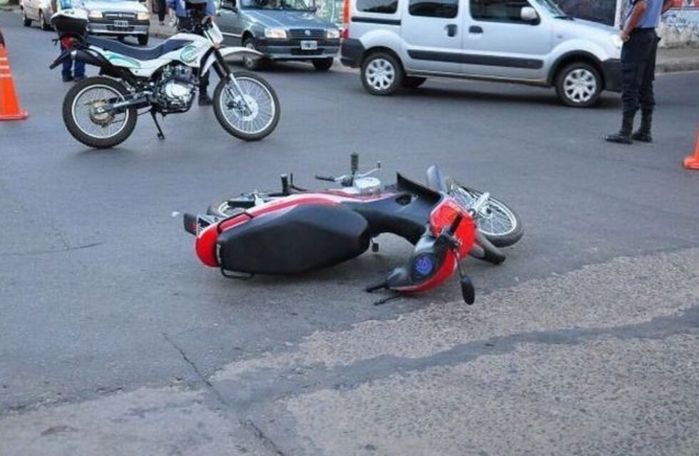 Muere motociclista tras atropellar a un peatón