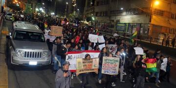 AME270\u002E LA PAZ (BOLIVIA), 25/08/2019\u002E- Centenares de personas, jóvenes en su mayoría, se movilizan este domingo en La Paz (Bolivia) para alzar la voz contra los incendios que han arrasado un millón de hectáreas de bosques y pastizales en la zona de la Chiquitania, en el este del país\u002E La multitudinaria marcha recorrió esta noche las principales calles del centro de La Paz con pancartas que reclamaban \