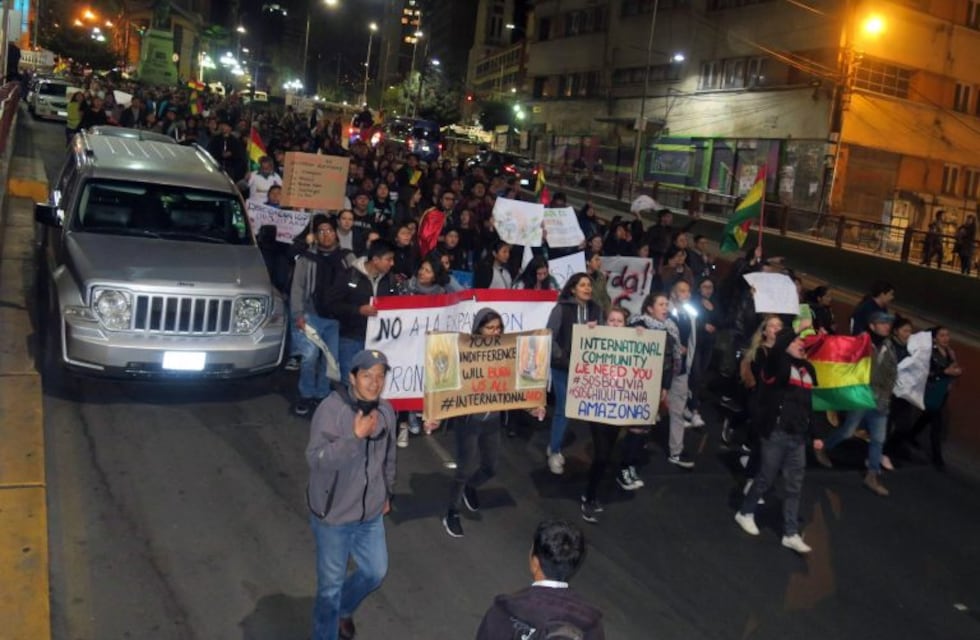 Bolivianos marchan en defensa de bosques amenazados por el fuego