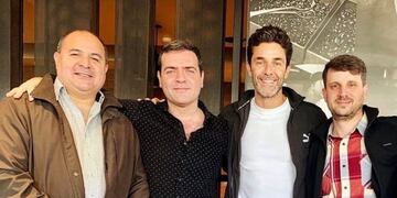 El director, Rodrigo Fernández (derecha) junto a Mariano Martínez y parte del elenco de \