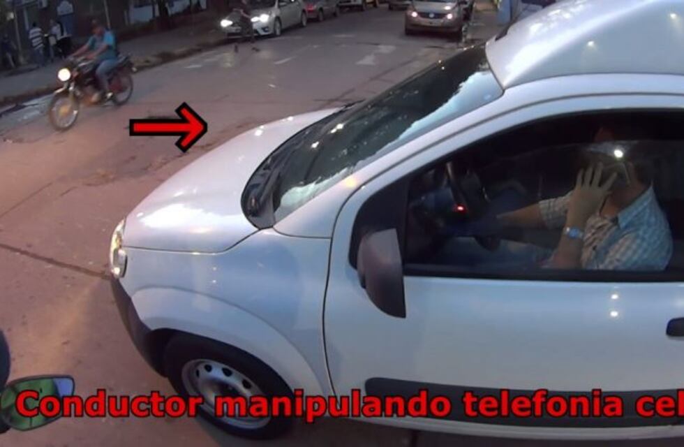 Con cámaras en los cascos, salen a la caza de conductores que usan celulares