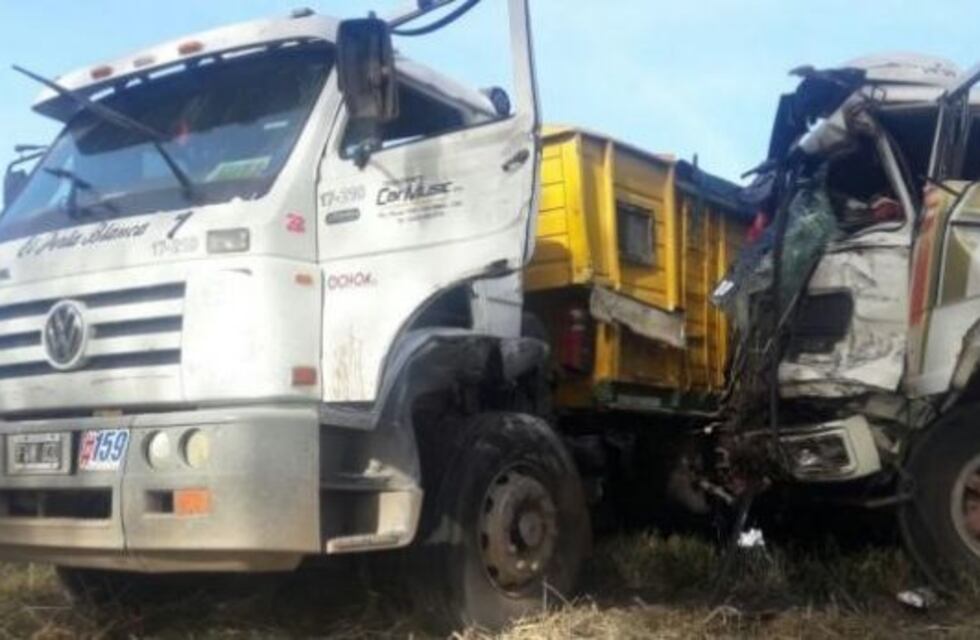 Choque de frente entre dos camiones en la ruta A012