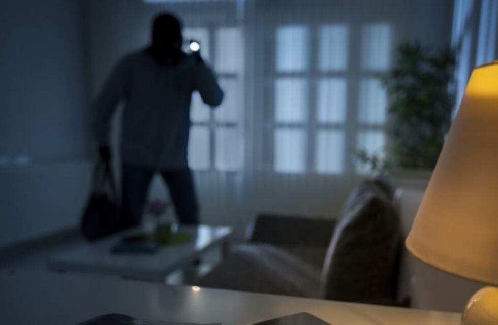 Hombra araña se quedó sin poderes: después de robar un departamento cayó y se fracturó