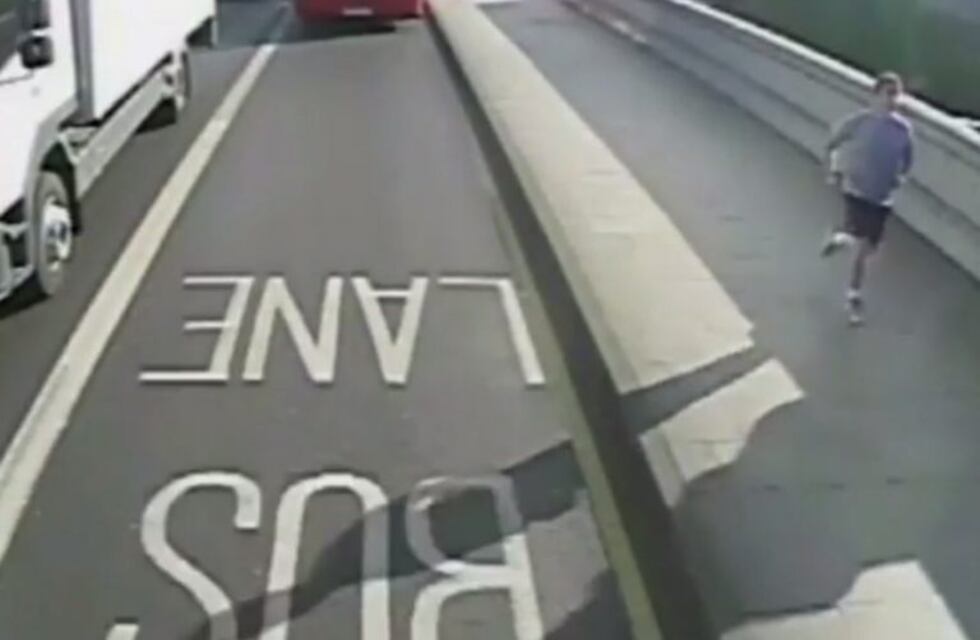 Una mujer se salvó de milagro luego de que un corredor la empujara frente a un camión