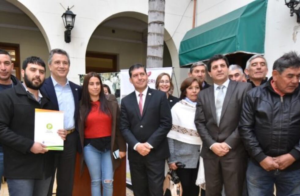 Etchevehere entregó aportes en maquinarias e insumos a productores locales