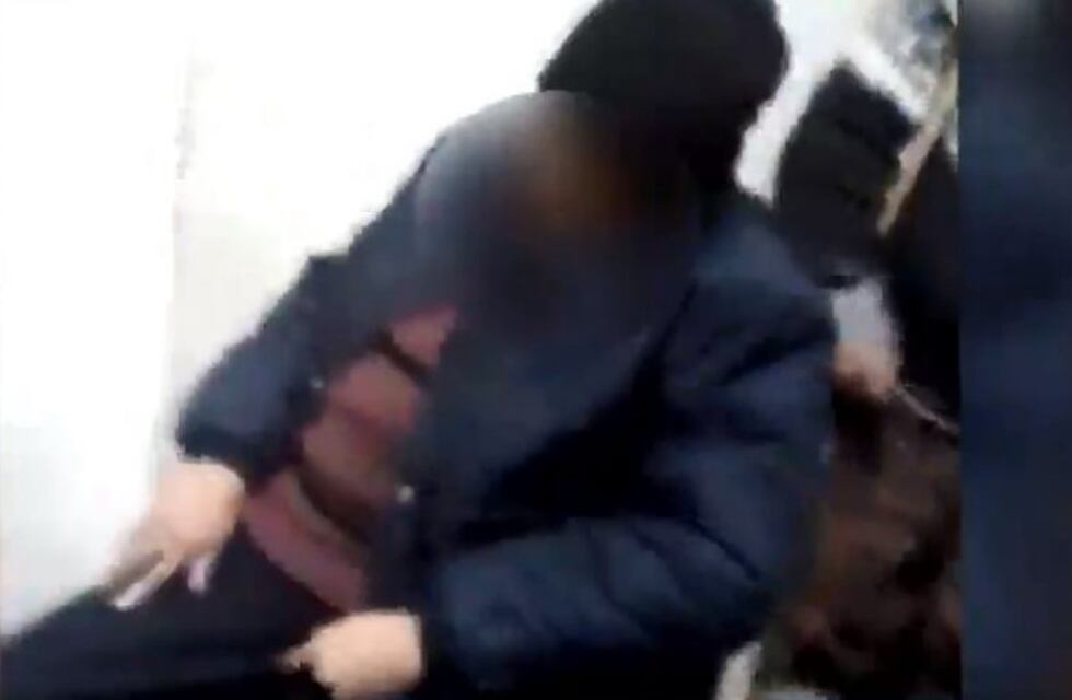 Denuncian que un paciente del Centenario murió mientras esperaba atención