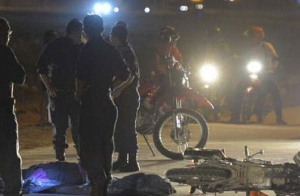 Hacías piruetas con su moto, chocó con un auto y murió