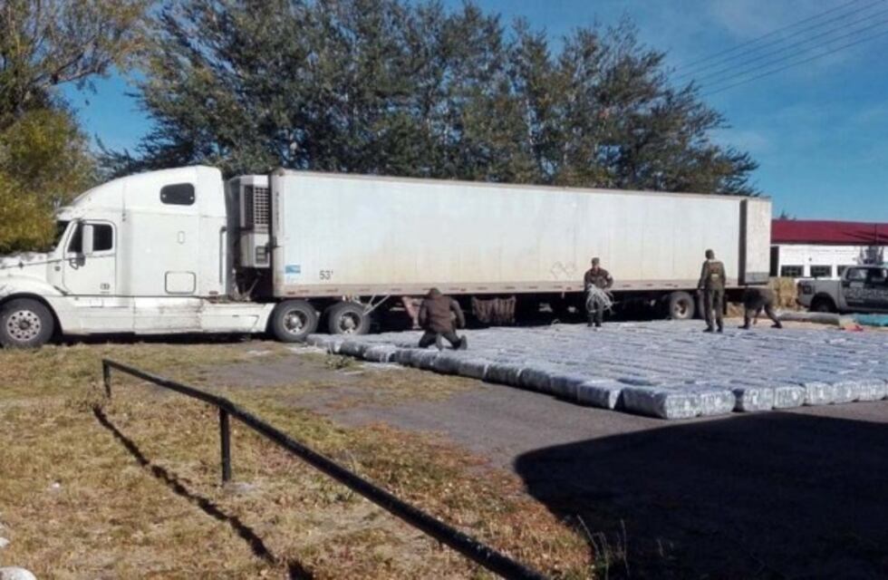 Secuestraron un camión con carga millonaria de contrabando