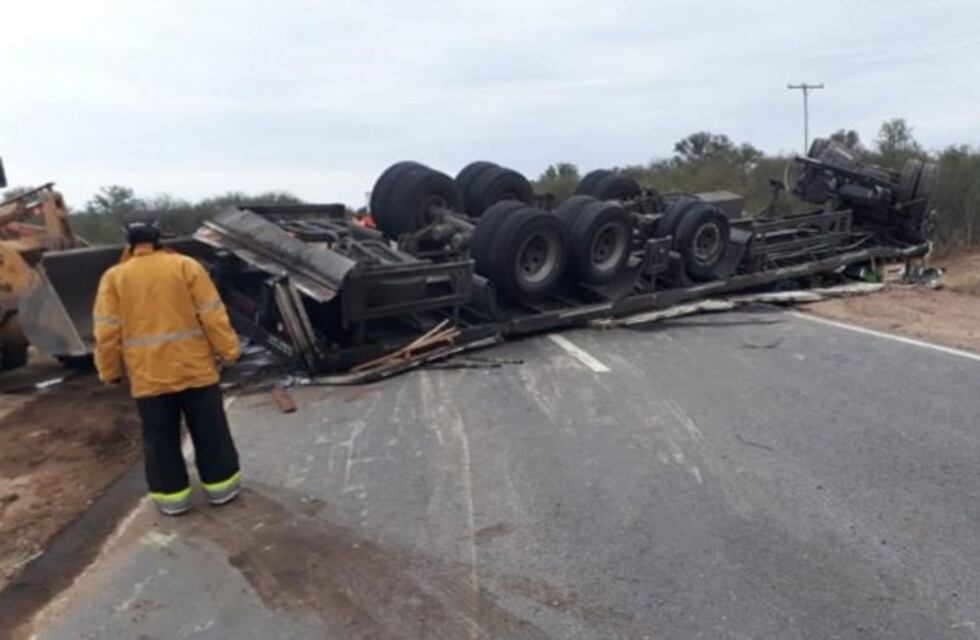 Tulumba: un hombre murió tras volcar su camión en Ruta 60