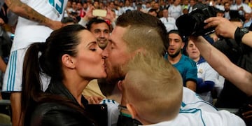 Real Madrid's Spanish defender Sergio Ramos kisses his wife Pilar Rubio after winning the UEFA Champions League final football match between Liverpool and Real Madrid at the Olympic Stadium in Kiev, Ukraine on May 26, 2018\u002E / AFP PHOTO / LLUIS GENE kiev ucrania campeonato torneo champions league copa liga campeones uefa europea futbol futbolistas partido final real madrid liverpool