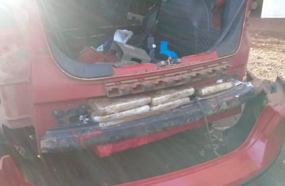 Encontraron 14 kilos de cocaína ocultos en una camioneta