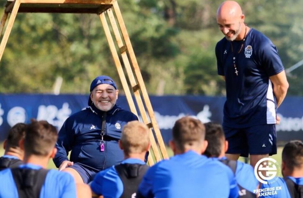 Diego Maradona encabezó su primer entrenamiento del año con Gimnasia y Esgrima La Plata