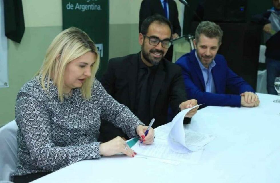 Convenio entre el Gobierno de la Provincia y la Universidad Siglo 21