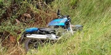Motocicleta que conducía el joven Blanco quien murió al ser atropellado en Posadas, este lunes 27 de enero de 2020\u002E /Policía)