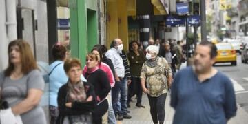 Hay largas filas e inconvenientes para retirar dinero de los cajeros automáticos (Foto: web)